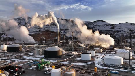 Unglaubliche-Morgendliche-Luftaufnahmen-In-Der-ölraffinerie-Am-Nordsalzsee-Utah---Linksbewegung-Des-Lastwagens