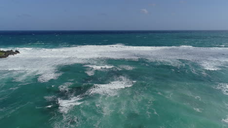 Drohne-über-Tropischen-Türkisfarbenen-Wellen-Des-Atlantiks