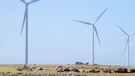Große-Windturbinen-Drehen-Sich-Im-Wind-Auf-Der-Karibischen-Insel-Curacao