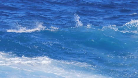 Raue-Meereswellen,-Die-An-Der-Küste-Einer-Insel-In-Der-Karibik-Brechen