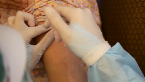 Imágenes-De-Cerca-De-La-Enfermera-Dando-La-Vacuna-Covid-19-Al-Paciente