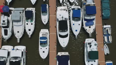 Ansicht-Von-Oben-Nach-Unten-Privatboote,-Die-In-Reihen-Entlang-Der-Schwimmdocks-Am-örtlichen-Jachthafen-Angedockt-Sind