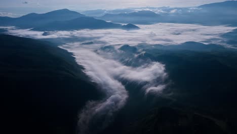 Hiperlapso-Al-Amanecer-Sobre-Montañas-Y-Niebla-En-Curiti-Colombia