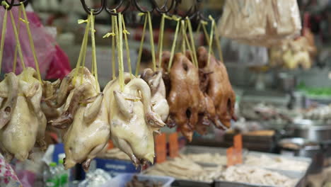 Pollo-Entero-Asado-Cocido-Al-Vapor-Y-Patos-Colgando-En-El-Mercado-Húmedo-Fresco-Asiático