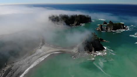 Filmische-Luftaufnahme-Von-James-Island-Pazifischer-Ozean,-Washington-Mit-Morgendlicher-Nebliger-Seelandschaft