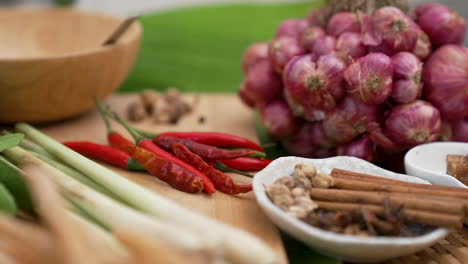 Zutaten-Und-Gewürze,-Die-In-Der-Thailändischen-Küche-Verwendet-Werden,-Thailändische-Kochzutaten