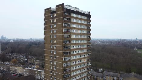 Drone-shot-flying-towards-old-brutalist-apartment-tower-in-London