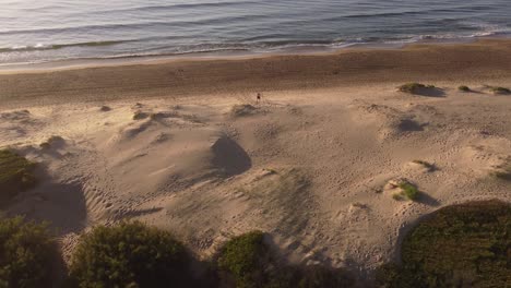 Mann-übt-Körperliche-Aktivität-Am-Einsamen-Strand,-Punta-Del-Este-In-Uruguay