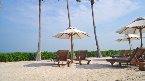 Regenschirm-Mit-Strandkorb-Und-Meereshintergrund---Urlaubs--Und-Urlaubskonzept