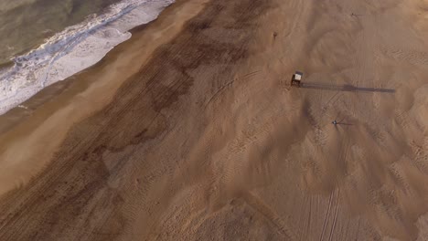 Drohne-Dreht-Sich-Um-Den-Sandstrand-Von-Mar-De-Las-Pampas