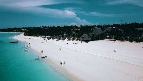 Toller-Luftflug-Rückwärts-Langsam-Aufsteigend-Panorama-über-Blick-Drohne-Aufnahme-Des-Paradiesischen-Weißen-Sandstrandes-Auf-Sansibar,-Afrika-2019