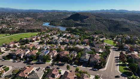 Aerial-forward-movement-shot-over-the-homes-near-Calavera-Hills,-Carlsbad,-California,USA-on-a-bright-sunny-morning