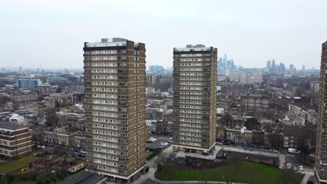 Drone-shot-pushing-in-towards-residential-towers-in-London,-England