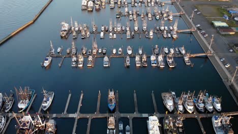Minimalistische-Luftaufnahmen-Des-Hafens-Mit-Fischerboot,-Segelboot-Und-Luxusyacht,-Die-Am-Hafen-Festgemacht-Sind