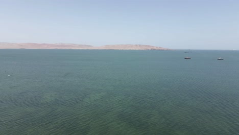 Fischerboote-Arbeiten-In-Einer-Flachen-Grünen-Bucht-Vor-Der-Wüstenküste-In-Peru