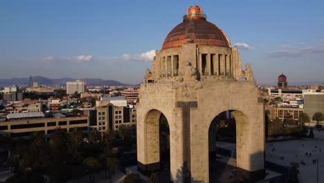 Monumento-A-La-Revolución-Iluminada-Por-La-Luz-Del-Sol-Durante-La-Hora-Dorada,-Ciudad-De-México