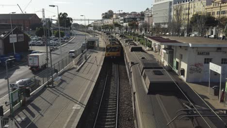 Züge,-Die-Am-Bahnhof-In-Lissabon-Aneinander-Vorbeifahren
