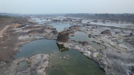 Schöne-Natürliche-Landschaft-Des-Flusses-In-Südostasien-Tropischer-Grüner-Wald-Mit-Bergen-Im-Hintergrund,-Luftbild-drohnenaufnahme