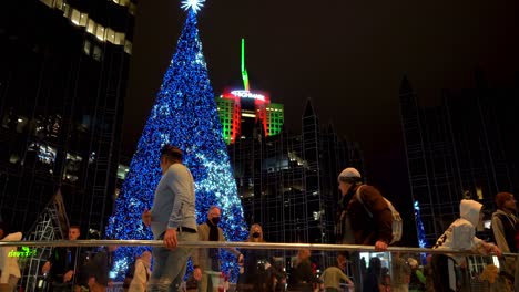Pista-De-Patinaje-Sobre-Hielo-Al-Aire-Libre-Con-árbol-De-Navidad-En-El-Centro-De-Pittsburgh