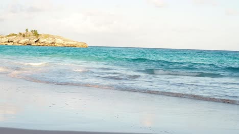 Horsehsoe-Bay-Beach,-Bermuda,-War-Einst-Bei-Touristen-Und-Einheimischen-Beliebt