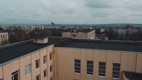 Flug-über-Die-Dächer-Der-Stadt-Chisinau,-Moldawien