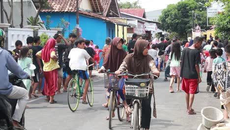 Villagers-in-Indonesia-are-crowding-the-streets,-even-though-they-are-still-in-the-atmosphere-of-the-COVID-19-pandemic,-Pekalongan,-October-8,-2021