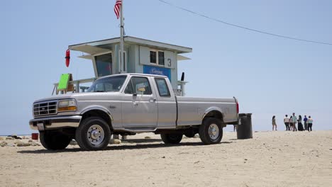 Pickup-truck-parked-in-the-beach