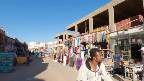 Gente-En-El-Mercado-Típico-De-Dahab-En-Egipto