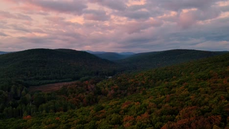 Luftdrohnen-Videoaufnahmen-Des-Sonnenuntergangs-In-Den-Wunderschönen-Appalachen-Im-Frühherbst,-Oktober