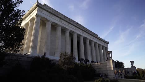 Kultiges-Lincoln-Memorial-Building-An-Einem-Sonnigen-Tag,-Kardanische-Bewegung-Nach-Links