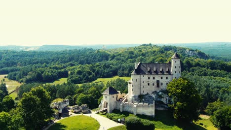 Bobolice-Mittelalterliche-Burg-In-Einer-Grünen-Landlandschaftsluftaufnahme