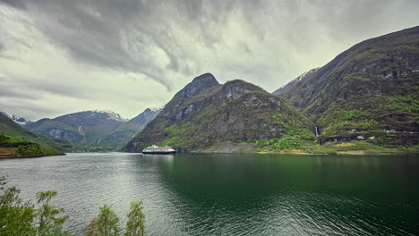 Un-Impresionante-Video-De-Lapso-De-Tiempo-De-Majestuosas-Nubes-Flotando-Sobre-Las-Montañas-En-El-Fiordo-De-Aurland,-Noruega