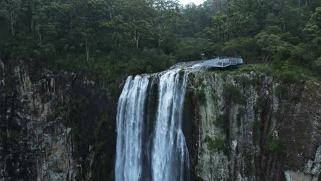 Einen-Aufschlussreichen-Blick-Auf-Einen-Beliebten-Aussichtspunkt-Für-Touristen-Neben-Einem-Majestätischen-Wasserfall,-Der-über-Eine-Farbenfrohe-Klippe-Stürzt