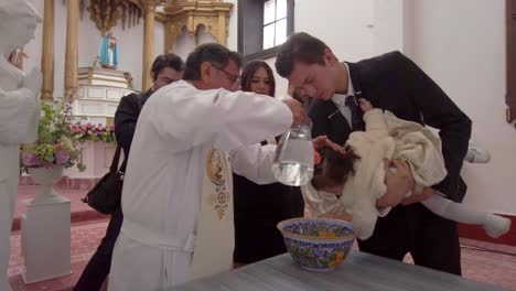 Taufzeremonie-Messe-In-Einer-Kirchenkapelle-Auf-Einer-Alten-Mexikanischen-Hazienda-Gefeiert