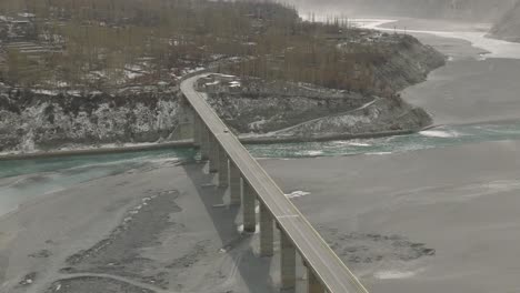 Luftaufnahme-Der-Karakorum-Autobahnbrücke-über-Den-Hunza-Fluss-In-Pakistan