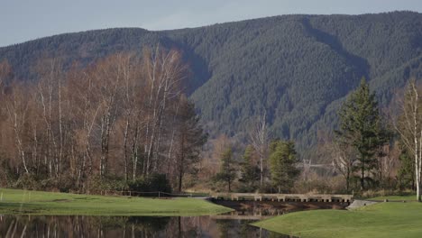 Swan-E-Set-Resort-Und-Country-Glof-Club-Grüne-Felder-Und-See,-Umgeben-Von-Bäumen,-Berge-Im-Hintergrund,-British-Columbia,-Kanada