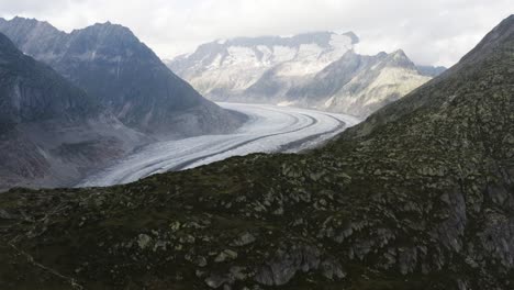 Antena-Revela-Vistas-Sobre-El-Glaciar-Aletsch,-En-La-Noche-Suiza