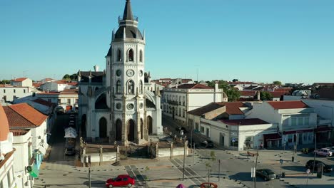Torre-De-La-Iglesia,-Reloj-Y-Atrio-Con-Rayos-De-Sol-Y-Rayos-De-Sol,-Europa