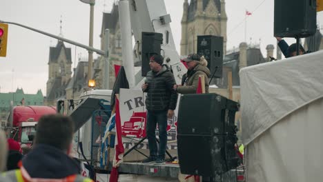 Hombres-Hablando-En-El-Escenario-Durante-La-Protesta-Del-Convoy-De-La-Libertad-Contra-Los-Mandatos-Covid19-En-Ottawa,-Canadá