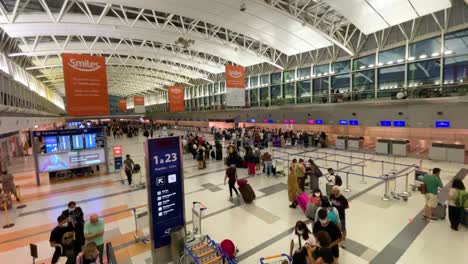 Zentrale-Halle-Des-Internationalen-Flughafens-Ezeiza-Buenos-Aires-Argentina,-Gepäckabfertigung