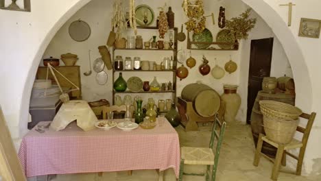 Old-rural-life-at-Mangiapane-family-lunchroom-at-Custonaci-rural-village-museum-in-Sicily,-Italy