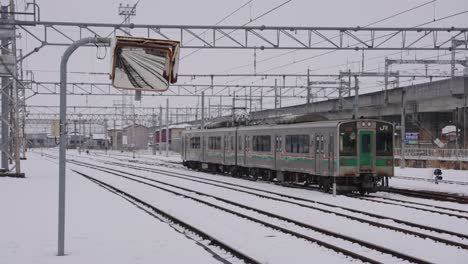 Schneebedeckter-Bahnhof-Morioka-Und-Jr-Zug-Im-Norden-Japans