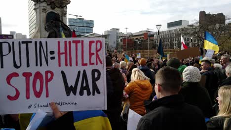 Patriotische-Menschen-Mit-Hinweisschildern-In-Der-Ukraine-Antikriegsprotestaktivisten-Auf-Der-Manchester-City-Street