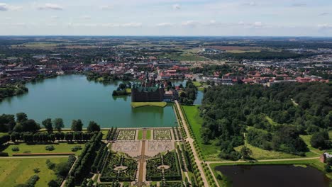 Luftaufnahme-über-Einen-Opulenten-Garten-Und-Das-Schloss-Frederiksborg-In-Hillerod-Dänemark---Drohne-Zurückziehen