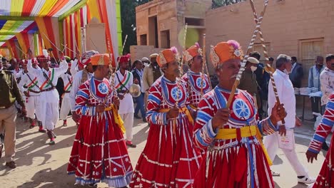 Caminata-Patrimonial-Del-Festival-Del-Desierto-Llega-Al-Lugar,-Estadio