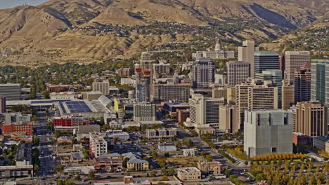 Salt-Lake-City-Utah-Antena-V14-Que-Establece-Una-Toma-Panorámica-Acrpss-área-Central-Del-Centro-Que-Captura-El-Paisaje-Urbano-Moderno-Y-El-Hermoso-Paisaje-De-Ladera---Filmado-Con-Una-Cámara-Inspire-2,-X7---Octubre-De-2021