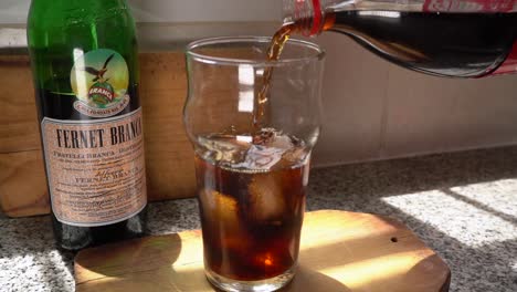 Preparación-De-Un-Cóctel-Argentino-De-Fernet-Con-Cola
