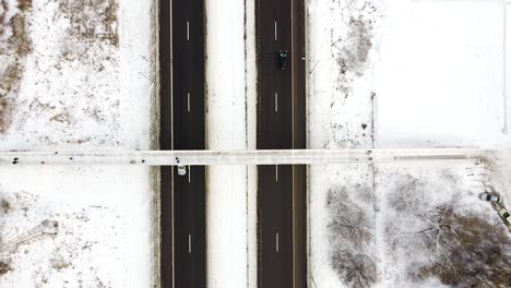 Menschen,-Die-über-Die-Autobahn-A1-Auf-Einer-Schneebedeckten-Holzfußgängerbrücke-Gehen,-Luftbild-Von-Oben-Nach-Unten