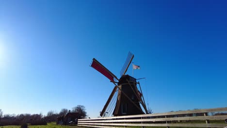 Blick-Auf-Die-Traditionelle-Drehende-Windmühle-Im-Ferienpark-Molenwaard-Gegen-Den-Sonnigen-Blauen-Himmel