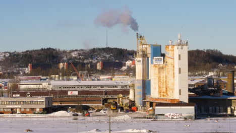 Cementa-Fabrik-In-Göteborg,-Gabelstapler-Fährt-Durch-Den-Industriehof-Der-Zementfabrik